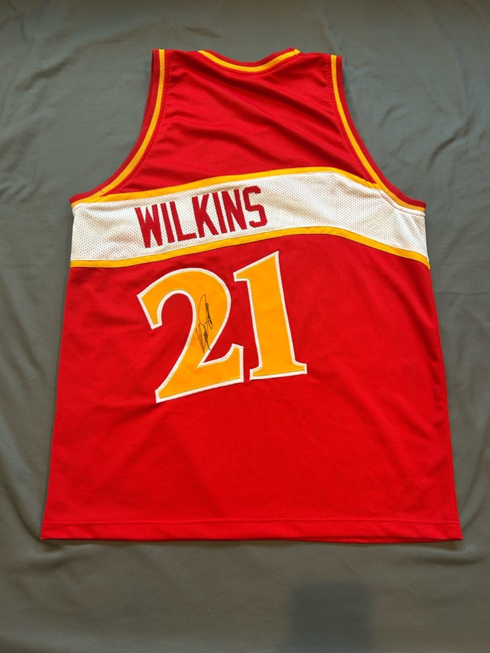 Vintage NBA / Atlanta Hawks / Dominique Wilkins Autographed Jersey (LIKE NEW)